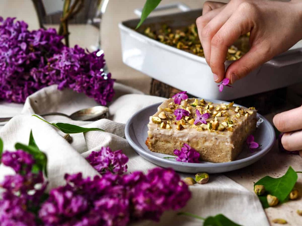 Bezlepkový koláčik s rebarborou, pistáciami a kvetmi orgovánu