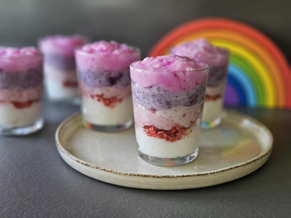 Dúhový tapiokový puding